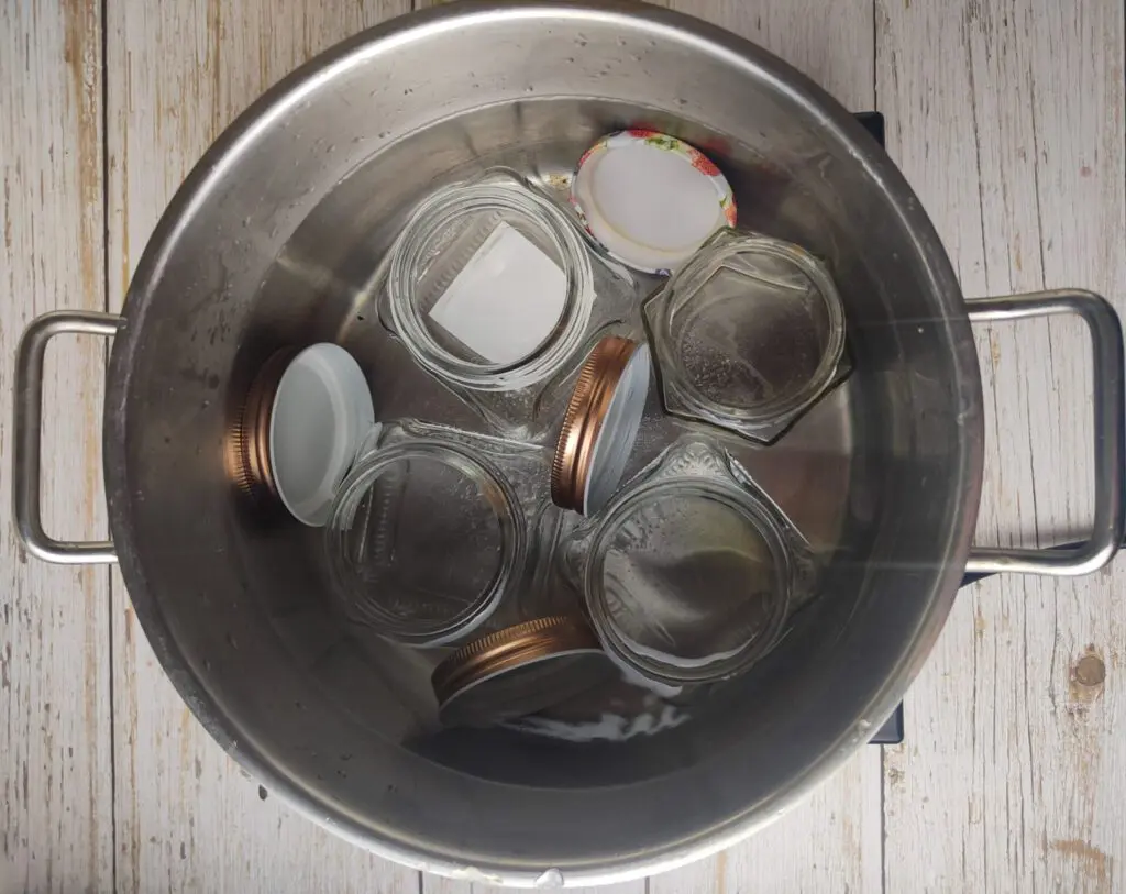 sterilising the jars 