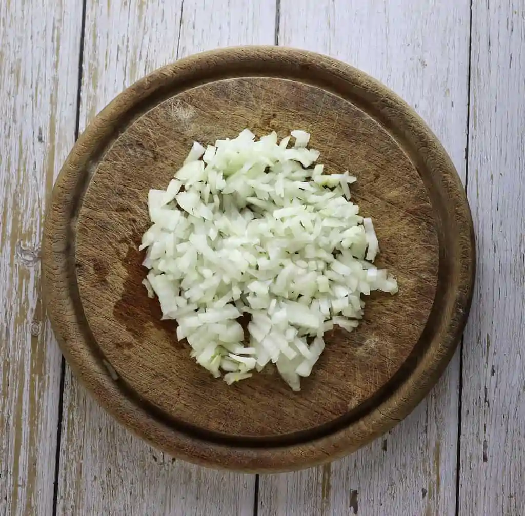 chopped onion for tagliatelle