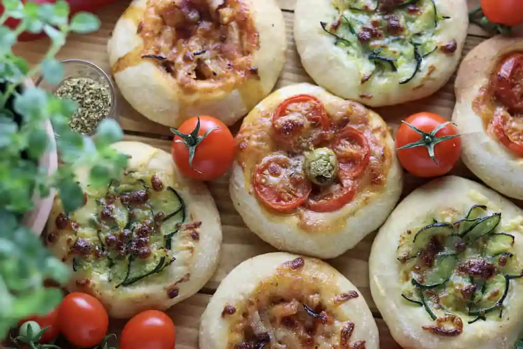 mini pizzetta with zucchini