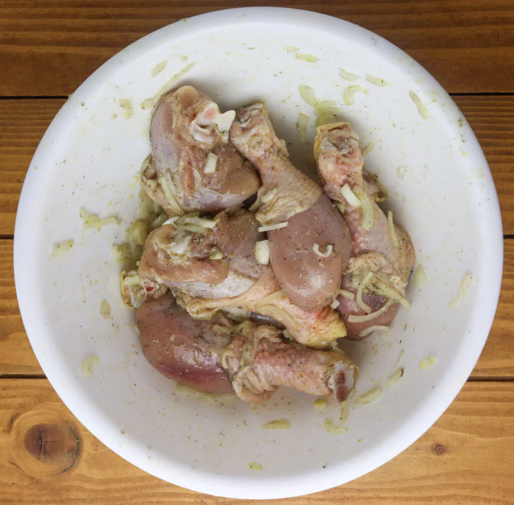 How to season chicken drumsticks, using garlic, onions, salt and black pepper